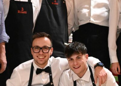Team del ristorante in Valganna Tre Risotti durante il servizio
